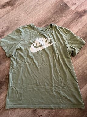 🖤3/$18🖤 Nike Olive Crewneck Tee with White Logo